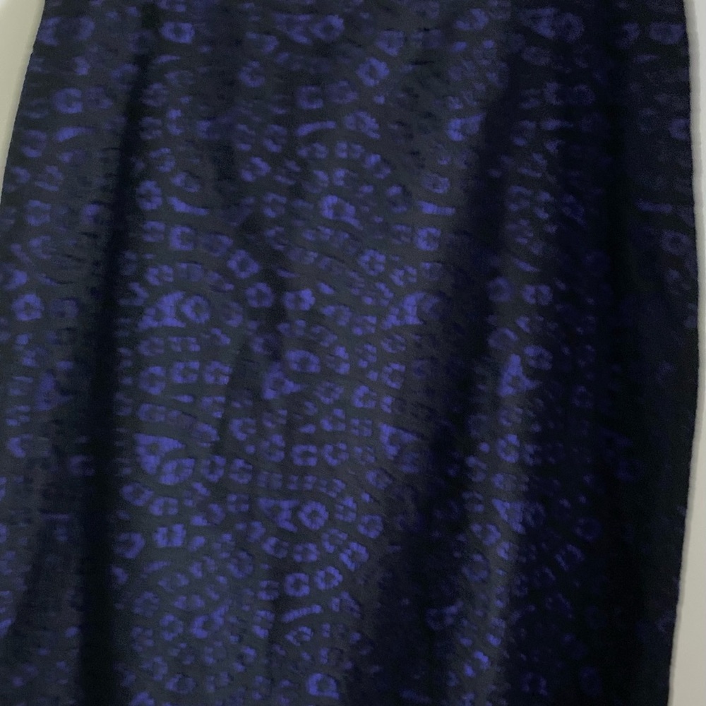 A mini skirt - Picture 2 of 3